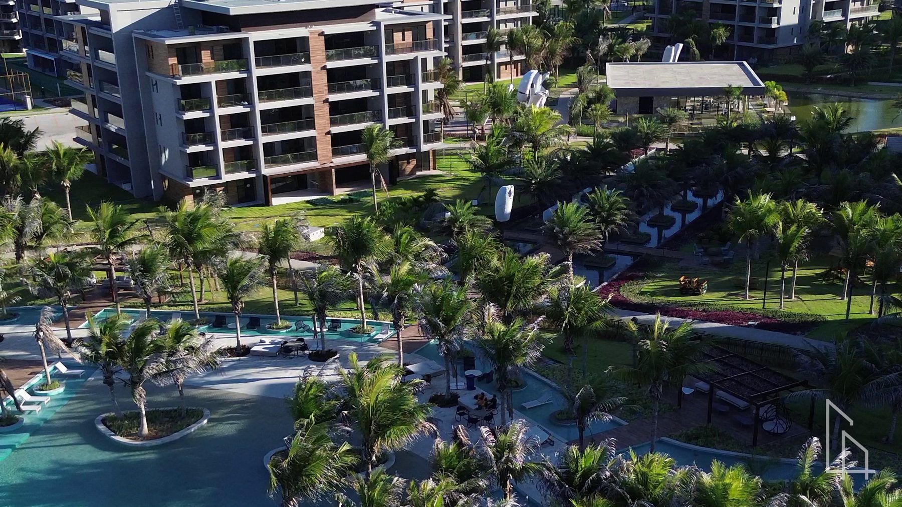 Área de lazer com piscinas vista por drone
