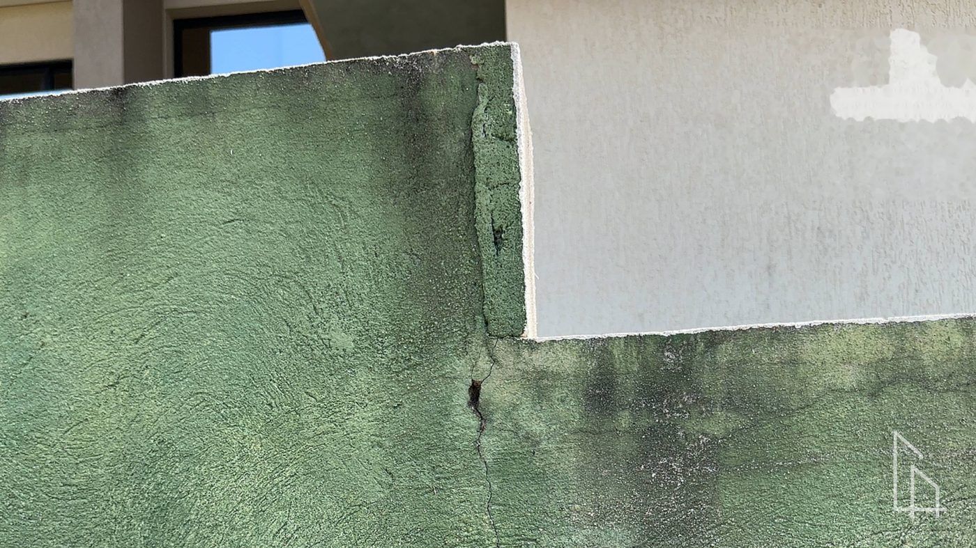 Mancha de umidade e infiltração em parede externa