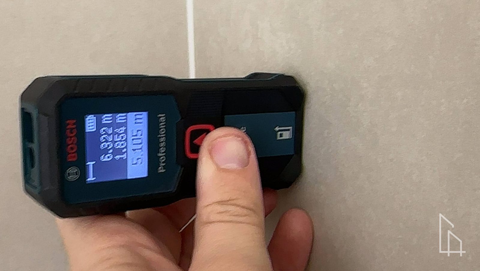 Medidor a laser apoiado em parede revestida