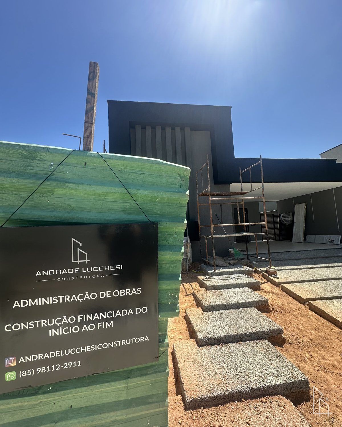 Placa de obra da Andrade Lucchesi Construtora em canteiro