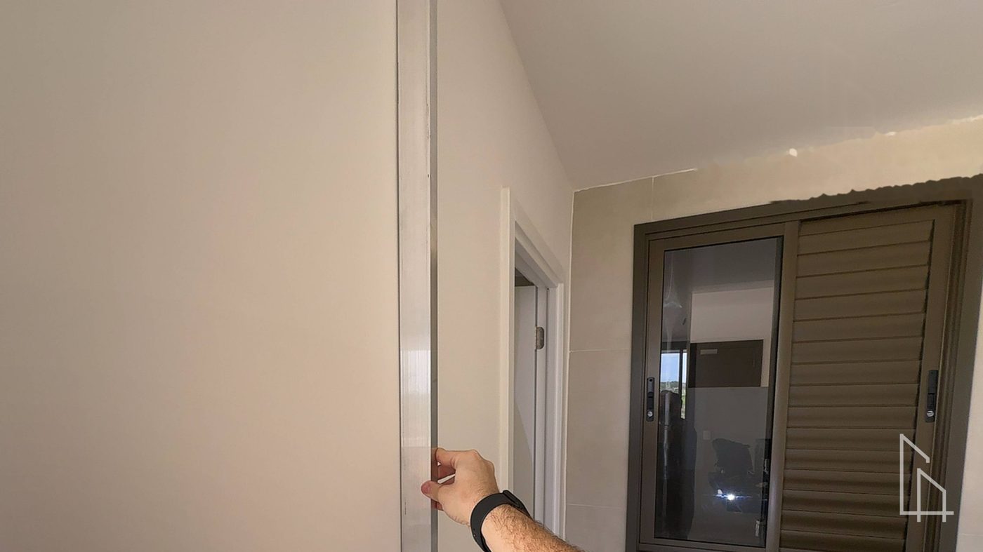 Verificação de porta e esquadria em imóvel novo